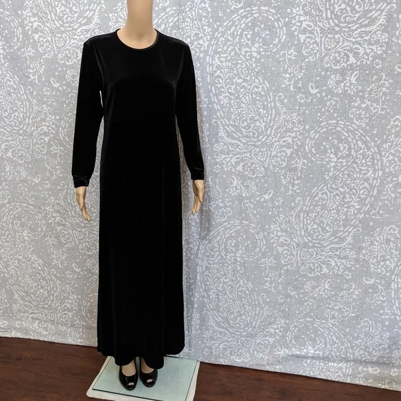 Holiday Ready Black Long Sleeve Velvet Velour Dress - Picture 4 of 7